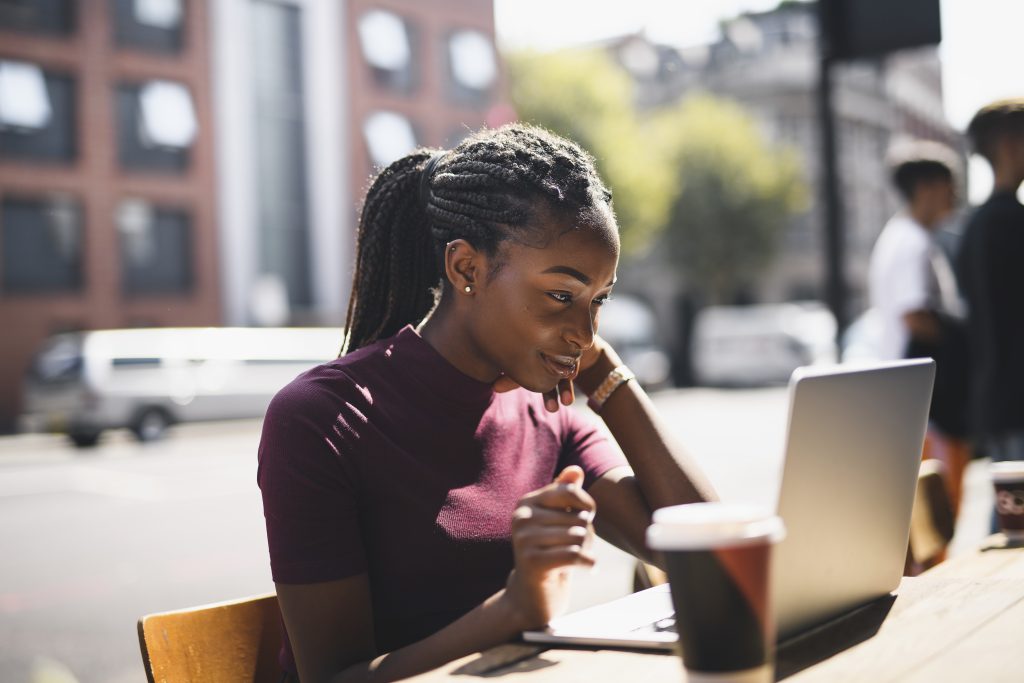 Femme travail ordinateur