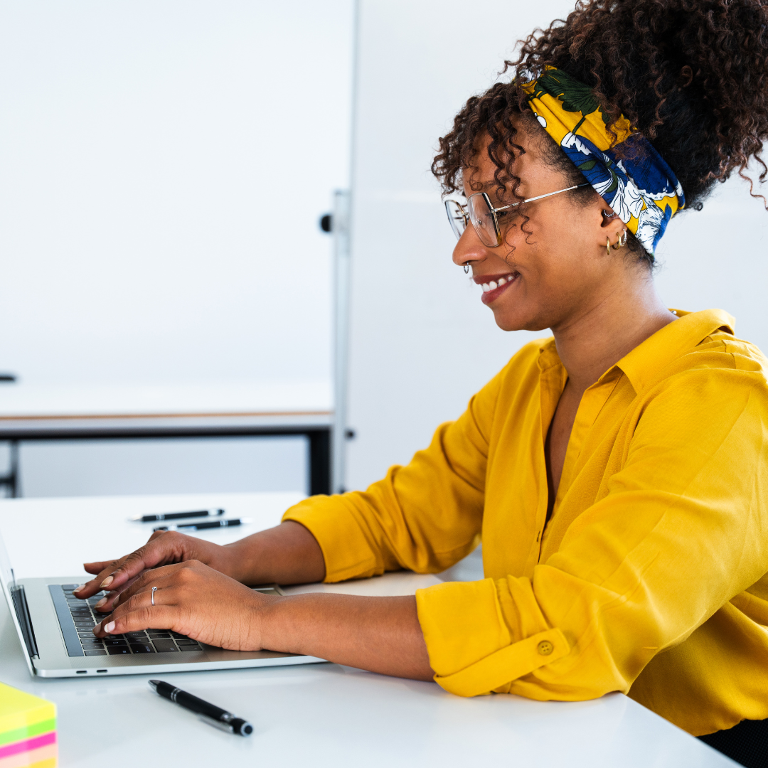 Design sans titre (1) Assistante Virtuelle heureuse